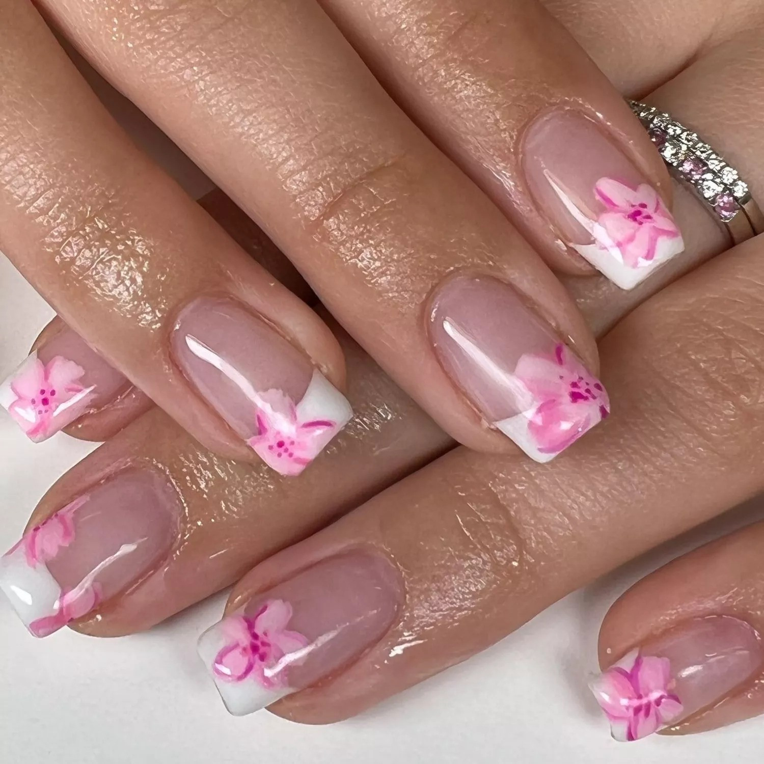 Манікюр із квітами сакури – весняний дизайн на Великдень